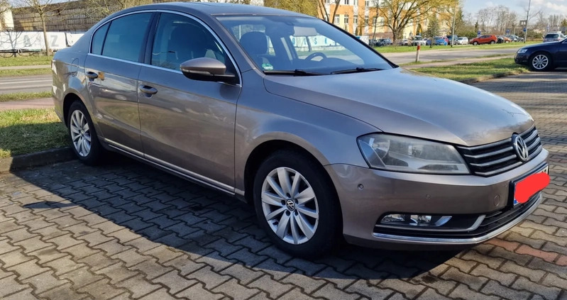 Volkswagen Passat cena 28000 przebieg: 200000, rok produkcji 2011 z Szczawnica małe 92